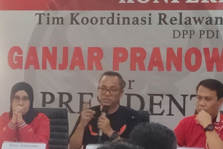 Sekretaris Tim Koordinasi Relawan Pemenangan Pilpres 2024 PDI Perjuangan Deddy Yevri Sitorus dalam konferensi pers di Kantor Pusat Koordinasi Relawan, kawasan Menteng, Jakarta, Jumat (12/5/2023).