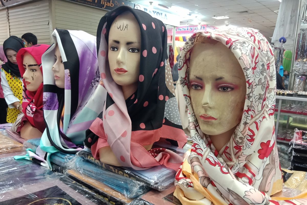 Beberapa contoh hijab segiempat bermotif yang dijual di Thamrin City dan banyak diserbu masyarakat jelang Hari Raya Idul Fitri.