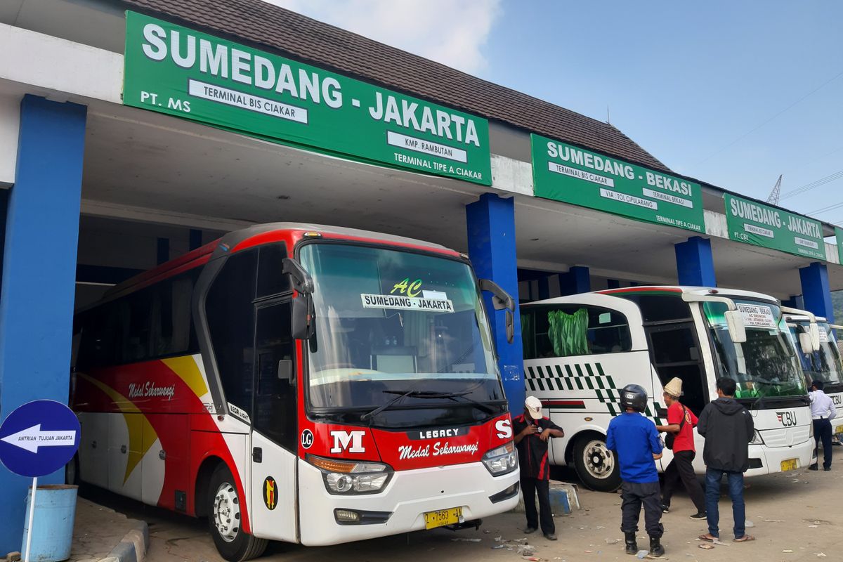 Dua bus tujuan Jakarta dan Bekasi segera berangkat di Terminal Tipe A Ciakar, Sumedang, Jawa Barat, Senin (10/6/2019) siang. AAM AMINULLAH/KOMPAS.com
