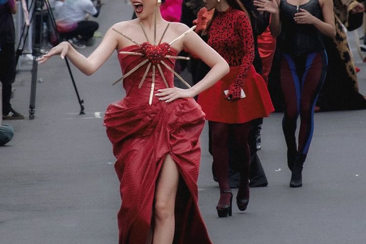 Patricia Gouw tampil memukau di Jember Fashion Carnaval dan Artwear Carnival 2025 dengan busana dramatis, aksesori megah, dan riasan glamor.