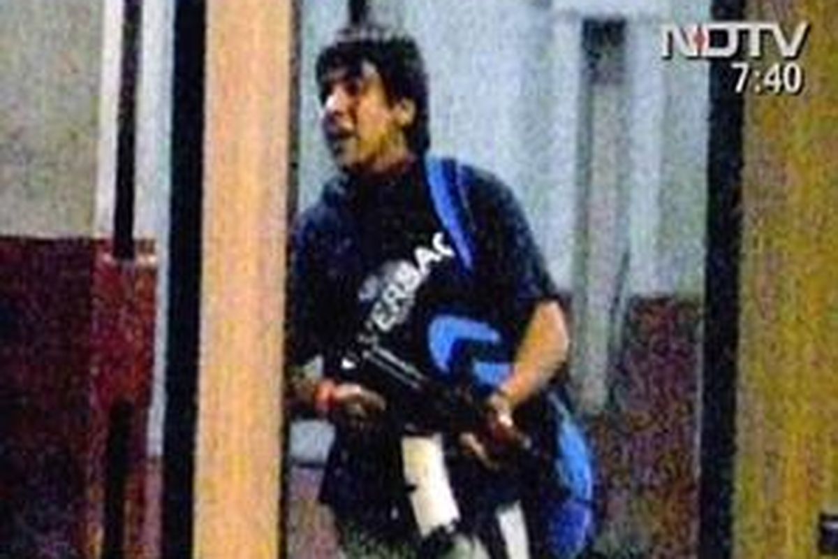  Ajmal Amir Kasab dengan tenang melancarkan aksi pembantaian dengan menggunakan senjata serbu otomatis di sebuah stasiun kereta api utama Mumbai