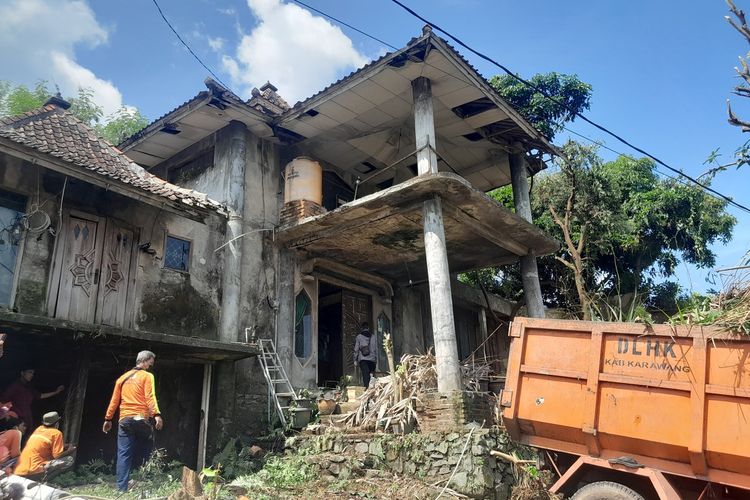 Penampakan rumah Dokter Wayan di Karawang yang viral terbengkalai tengah dibersihkan pada Rabu (4/5/2023).