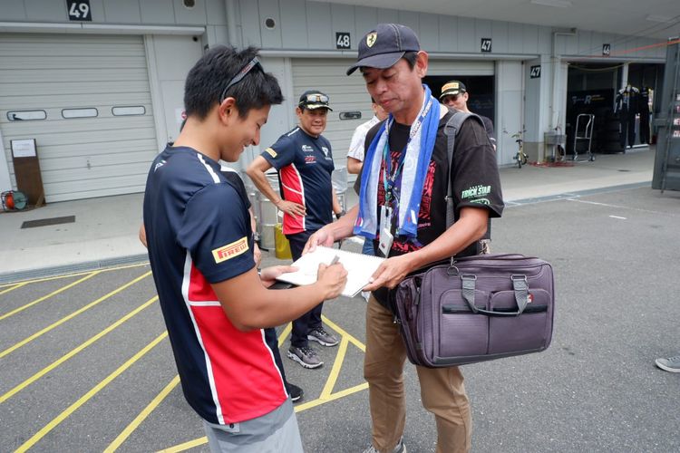 Rio Haryanto saat melayani permintaan dari fan di Jepang usai seri ketiga Blancpain GT World Challenge Asia 2019 di Sirkuit Suzuka, Jepang, Minggu (23/6/2019).