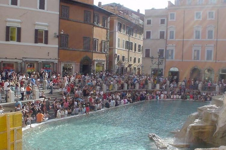 The Trevi Fountain yang disesaki oleh wisatawan 