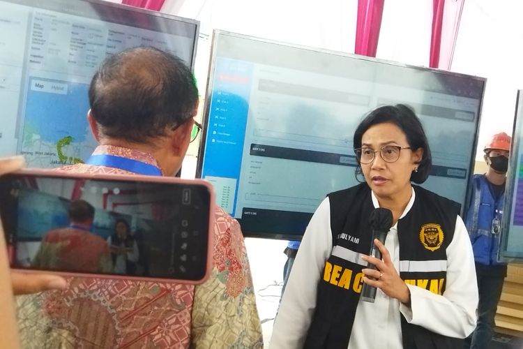 Menteri Keuangan Sri Mulyani Indrawati saat meninjau Cikarang Dry Port, Kabupaten Bekasi, Jawa Barat, Jumat (27/1/2023).