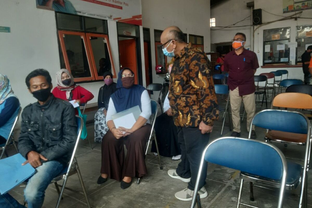 Dirjen Pemberdayaan Sosial Kementerian Sosial Edi Suharto berbincang dengan penerima bantuan di Kabupaten Sumedang, di Kantor Pos Sumedang, Jumat (29/5/2020). AAM AMINULLAH/KOMPAS.com