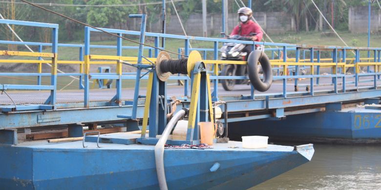 Saat air Sungai Citarum naik, rangkaian jembatan perahu pun ditambah.