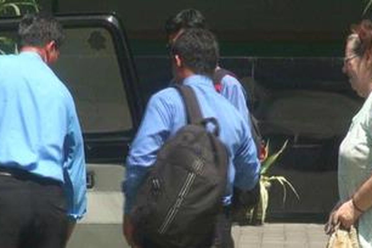 Lindsay June Sandiford, nenek 56 tahun asal Inggris yang menyelundupkan kokain seberat 4,7 Kg ke Bali, tiba di kantor Kejaksaan Negeri Denpasar, Senin (10/09/2012). Lindsay dilimpahkan ke jaksa setelah berkas perkaranya dinyatakan lengkap.