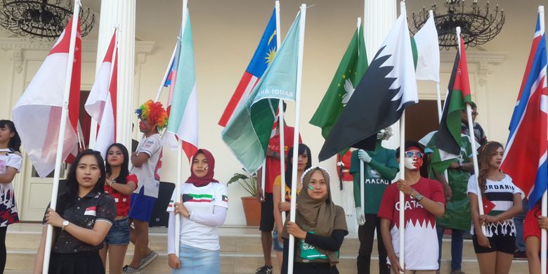 Parade bendera di The Legend Star, Jatim Park Grup, Kota Batu, Jawa Timur, Kamis (16/8/2018).