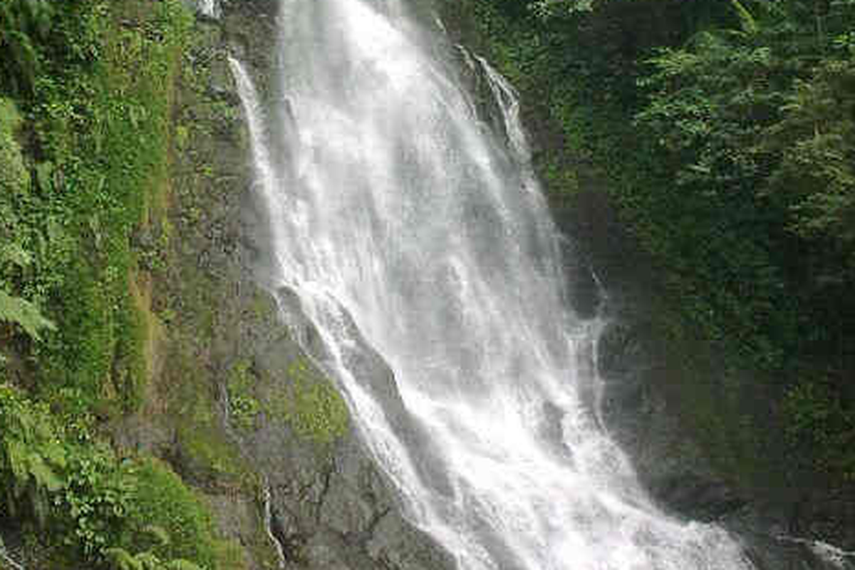 Wisata Curug Tujuh Cibolang terletak di Kabupaten Ciamis. Pengunjung daat menikmati tujuh curug di kawasan ini. 