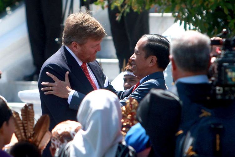 Raja Belanda Willem-Alexander (kiri) disambut Presiden Joko Widodo saat kunjungan kenegaraan di Istana Bogor, Jawa Barat, Selasa (10/3/2020). Kunjungan kenegaraan Raja dan Ratu Belanda tersebut untuk peningkatan kerja sama bilateral di bidang ekonomi dan peningkatan sumber daya manusia.