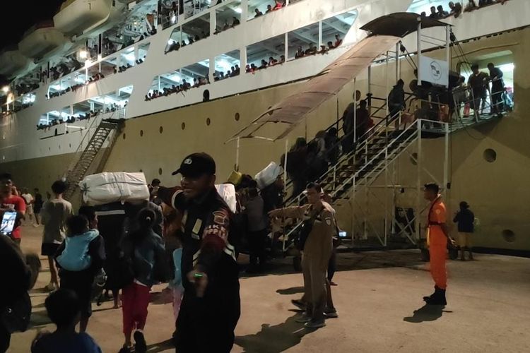 Foto: Ratusan pemudik asal Maumere, Kabupaten Sikka, naik kapal KM Bukit Siguntang, Sabtu (15/4/2023).