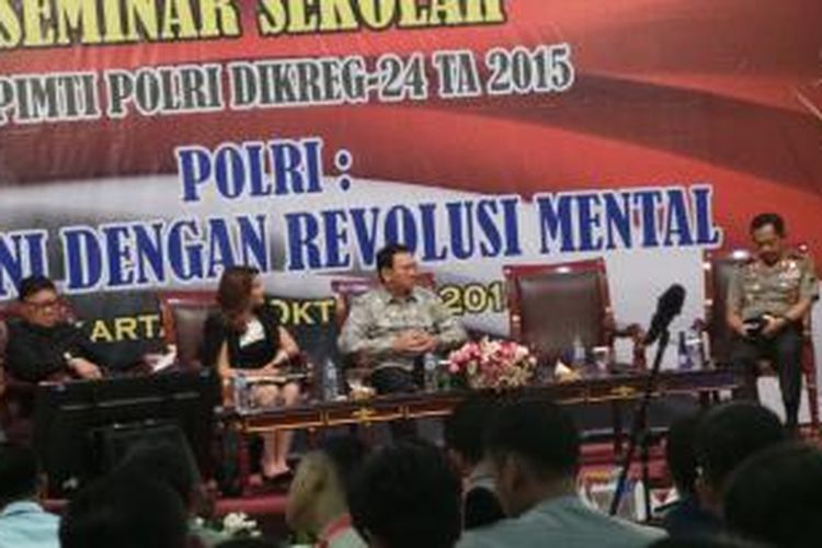(dari kiri ke kanan) Menteri Dalam Negeri Tjahjo Kumolo, pembawa acara, Gubernur DKI Jakarta Basuki Tjahaja Purnama, Kapolda Metro Jaya Irjen Pol Tito Karnavian, di Auditorium PTIK, Selasa (27/10/2015).