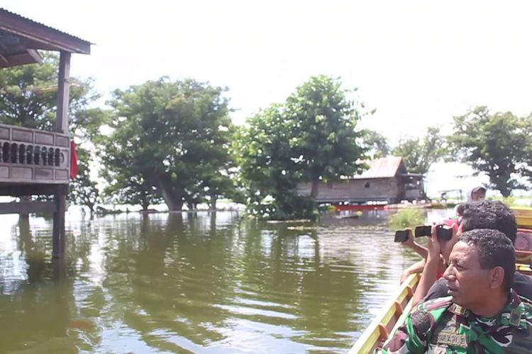 TERENDAM: Sejumlah prajurit TNI tengah berpatroli antisipasi banjir susulan di Kabupaten Sidrap, Sulawesi Selatan.