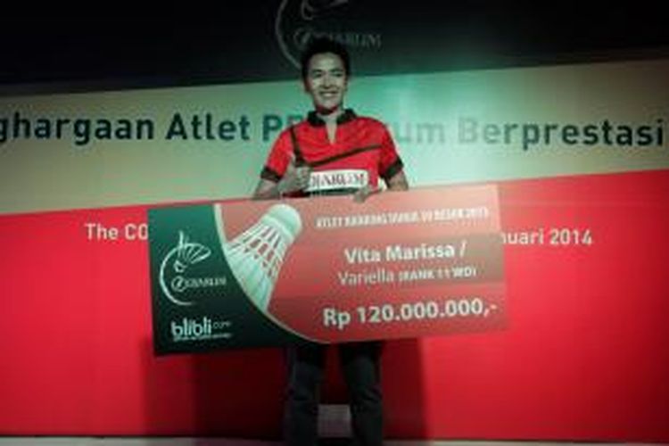 Pebulu tangkis Indonesia, Vita Marissa menerima penghargaan simbolis sebesar Rp 120 juta dari PB Djarum atas prestasinya di ganda putri bersama Variella, di Jakarta, Selasa (21/01/2014).