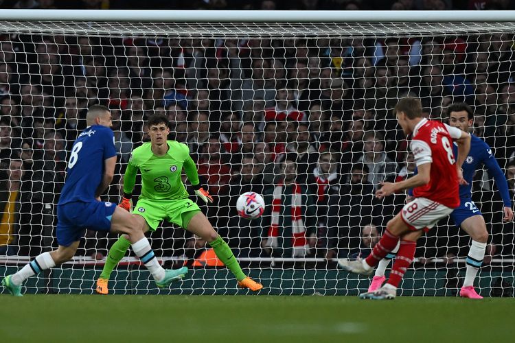 Penjaga gawang Chelsea, Kepa Arrizabalaga (2 dari kiri), melihat bola tendangan Martin Odegaard yang membuahkan gol pertama The Gunners dalam pertandingan Premier League Arsenal vs Chelsea di Stadion Emirates, London, Rabu (3/5/2023) dini hari WIB.