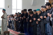 Mengapa Makmum Mengucapkan Amin Setelah Al-Fatihah? Ini Dalilnya