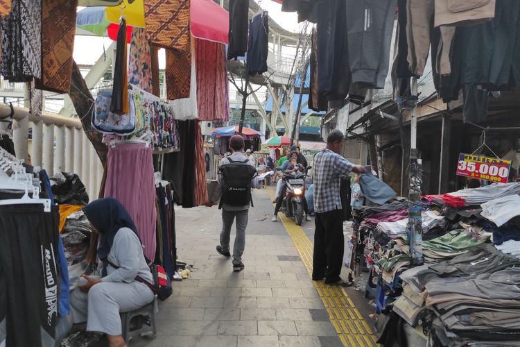 Situasi Pasar Tanah Abang menjelang berbuka puasa pada Jumat (7/4/2023). 