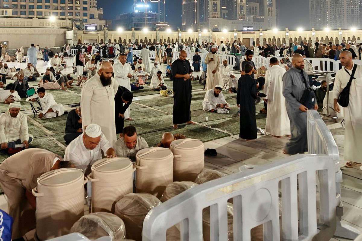 Ilustrasi jemaah minum air zamzam yang disediakan.