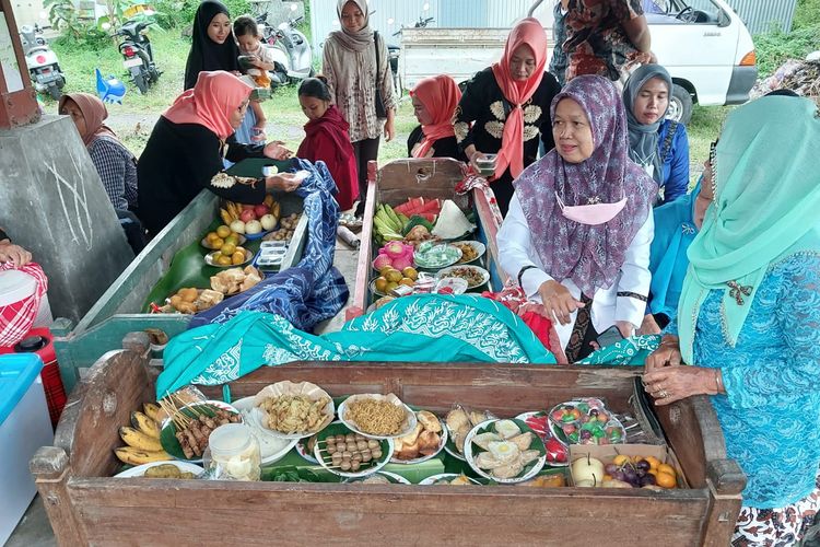 Jodhang, peti segi empat berisi aneka makanan untuk ritual Nyadran Pasar di Padukuhan Saren, Kalurahan Wedomartani, Kapanewon Ngemplak, Kabupaten Sleman, Rabu (19/2/2025).