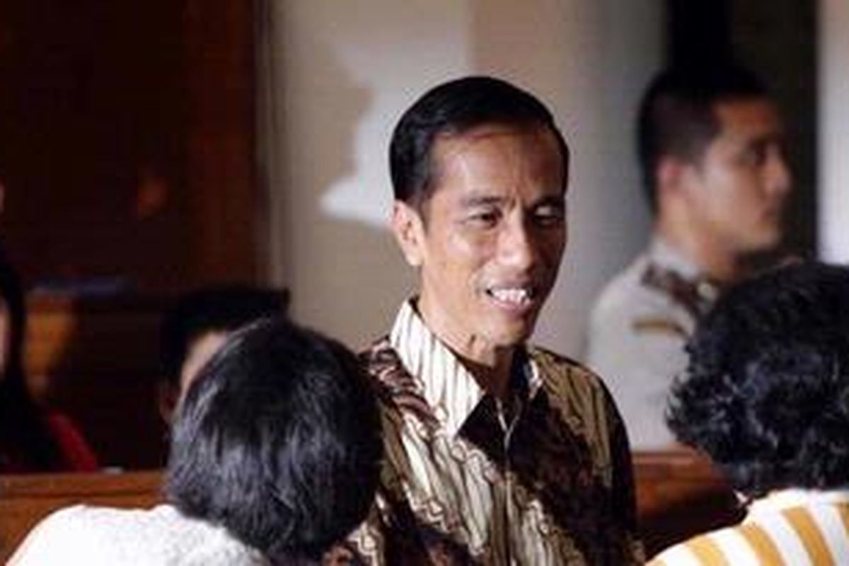 Gubernur DKI Jakarta, Joko Widodo mengunjungi jemaat nasrani saat mmengikuti kebaktian malam Natal di GPIB Immanuel, Jakarta Pusat, Senin (24/12/2012). Umat kristiani di seluruh dunia melakukan kegiatan misa malam Natal untuk memperingati hari kelahiran Yesus Kristus tiap tanggal 25 Desember.KOMPAS IMAGES/VITALIS YOGI TRISNA