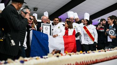 Pecah Rekor, Kue Sepanjang 121,8 Meter Jadi yang Terpanjang di Dunia