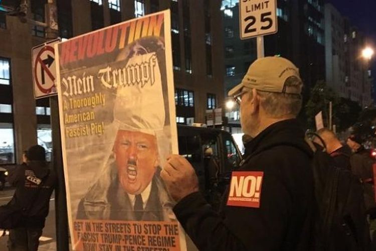 Pengunjuk rasa di depan kantor pusat Twitter di San Francisco, AS, menuntut Twitter melarang Trump mengakses platform mikroblog.