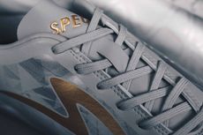 Specs Rilis Sepatu Futsal Silverpack dengan Desain Futuristik