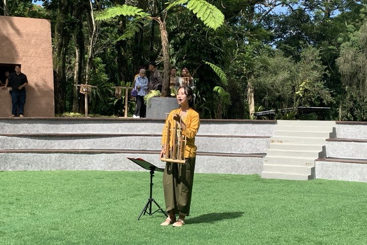 Pertunjukan angklung dan main angklung bersama di Enchanting Valley by Taman Safari Indonesia. Tiap pengunjung diberi satu angklung dengan nada berbeda-beda (doremifasolasido). Pemandu akan mengajak pengunjung untuk membunyikan angklung, lalu belajar membawa beberapa lagu tradisional dan internasional dengan alat musik asal Jawa Barat ini.