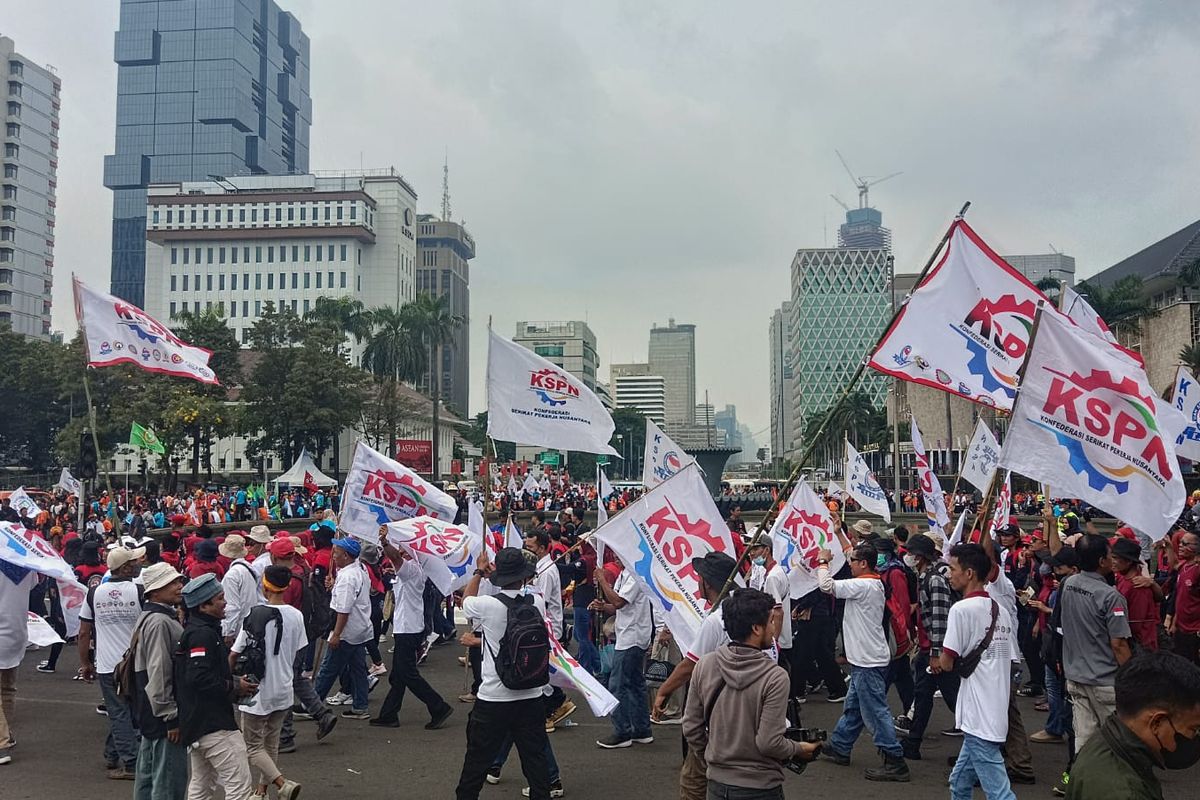 Ribuan aliansi buruh padati Kawasan Patung Kuda, Monas, Jakarta Pusat, Senin (1/5/2023).