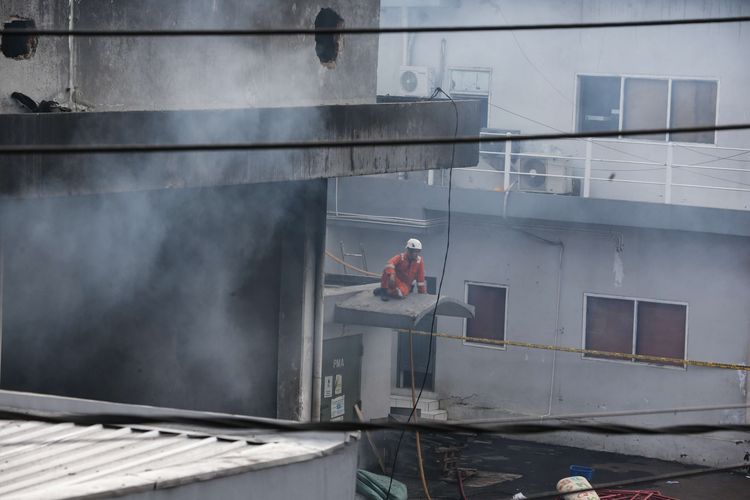Sisa kebakaran gudang JNE Express di Jalan Pekapuran, Cimanggis, Depok, Senin (12/9/2022). Kebakaran dilaporkan terjadi sekitar pukul 04.51 WIB, api berhasil dipadamkan sekitar pukul 08.57 WIB.