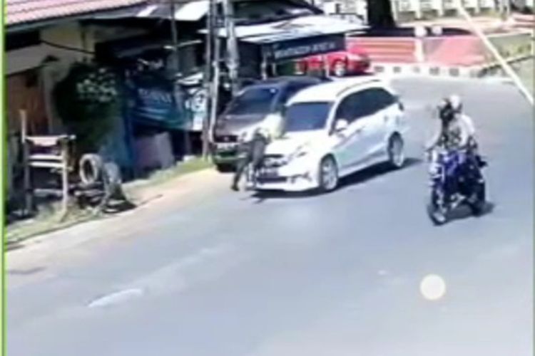 Seorang polisi lalu lintas (Polantas) di Kabupaten Gowa, Sulawesi Selatan terekam CCTV tengah bergelantungan di mobil yang melaju dengan kencang. Selasa, (23/8/2022).