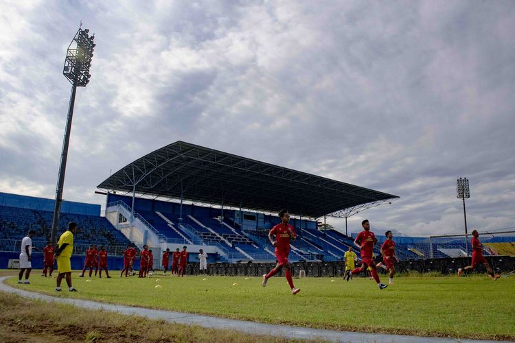 Arema FC latihan perdana untuk persiapan Piala Menpora 2021 di Stadion Kanjuruhan Kabupaten Malang, Jawa Timur, Senin (22/02/2021) sore.