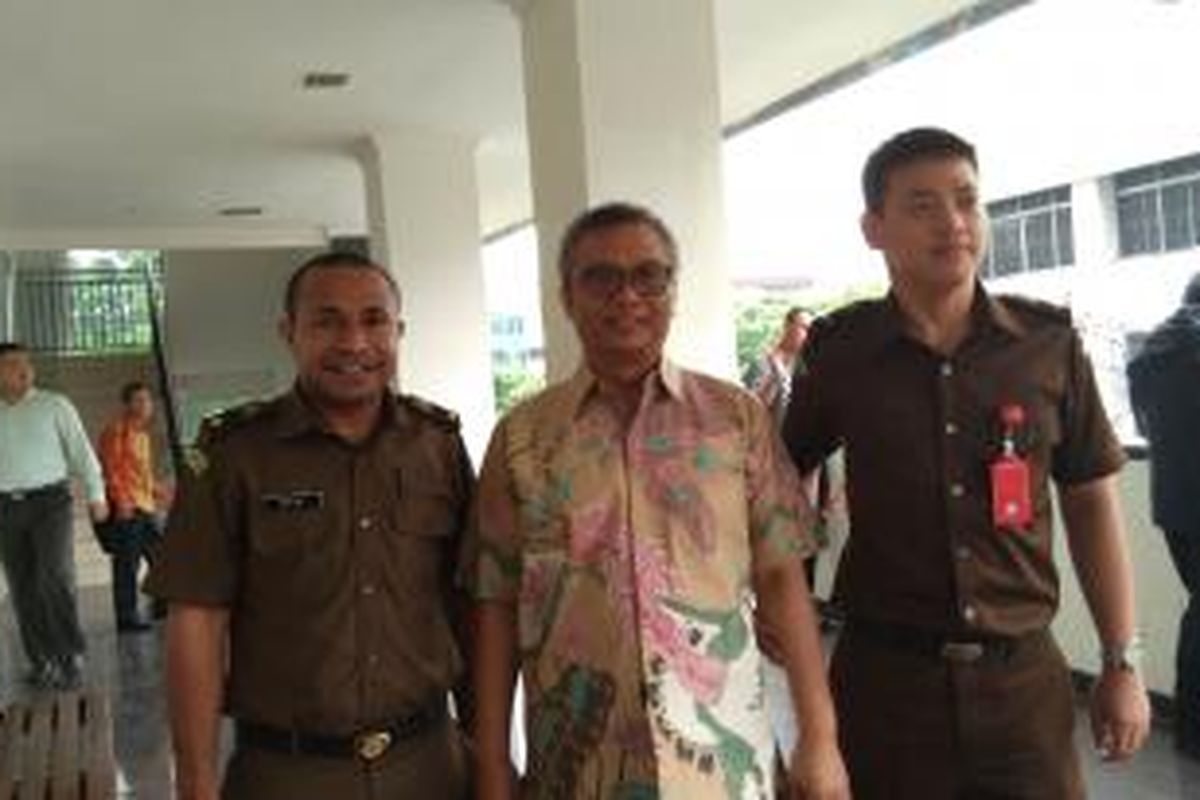 Terdakwa kasus UPS Alex Usman diantar ke ruang sidang oleh staf pidsus Kejari Jakarta Barat. 