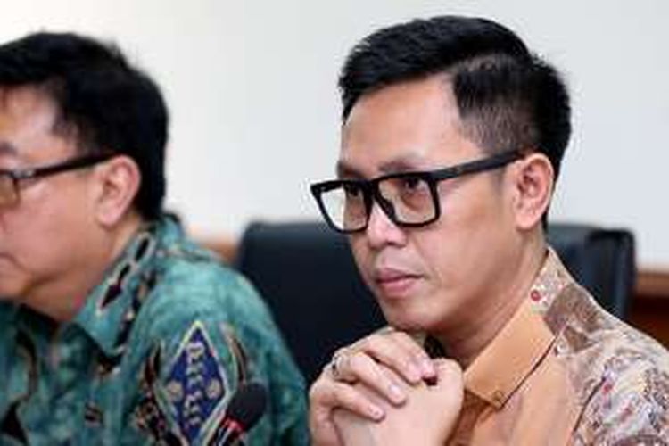 Ketua Dewan Pers, Yosep Stanley Adi Prasetyo (kiri) dan anggota DPR RI, Eko Hendro Purnomo alias Eko Patrio saat jumpa pers di Gedung Dewan Pers, Jakarta,Rabu (21/12/2016). Jumpa pers ini terkait pemberitaan tujuh situs yang memuat pernyataan Eko bahwa penangkapan teroris di Bekasi merupakan pengalihan isu. Eko membantah mengeluarkan pernyataan itu dan melaporkan tujuh situs tersebut ke Bareskrim Polri.