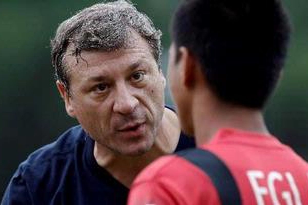 Pelatih Pelita Jaya, Misha Radovic (kiri).