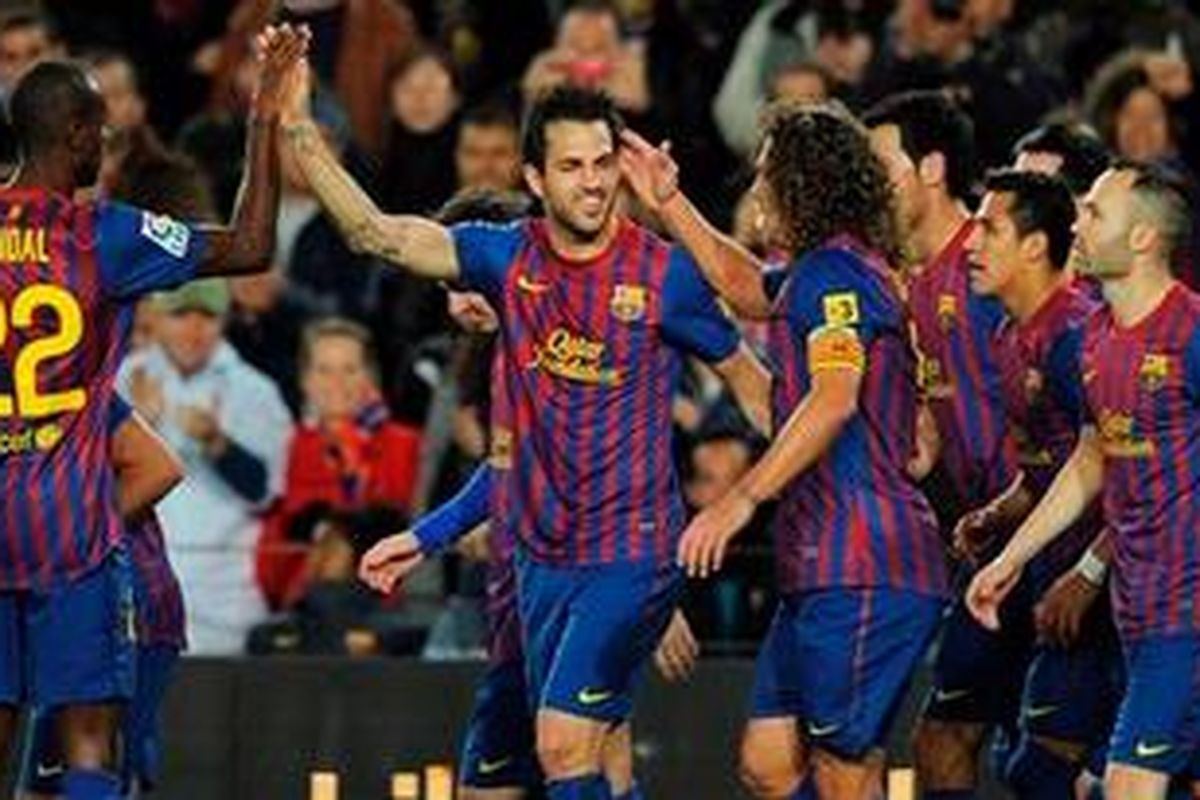 Gelandang Barcelona, Cesc Fabregas (tengah), disambut rekan-rekannya setelah mencetak gol keduanya ke gawang Levante pada lanjutan Liga BBVA, Sabtu atau Minggu (4/12/2011) dini hari WIB. Barcelona akhirnya menang 5-0.