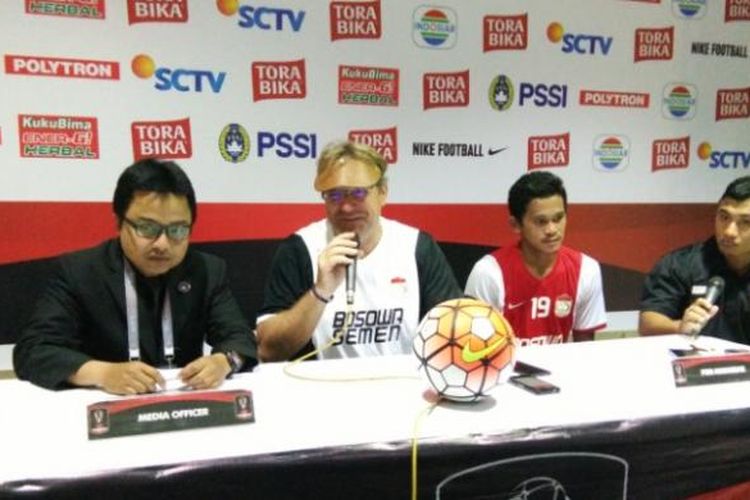 Pelatih PSM Makassar Robert Rene Alberts bersama gelandang PSM Rizky Pellu saat menghadiri konferensi pers usai laga kontra Persiba Balikpapan di Stadion si Jalak Harupat, Kabupaten Bandung, Jumat (17/2/2017). KOMPAS.com/DENDI RAMDHANI