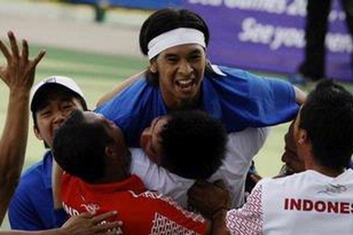 Petenis ganda putra Indonesia Christopher Rungkat yang berpasangan dengan Elbert Sie meluapkan kegembiraannya setelah berhasil mengalahkan petenis Filipina Traet C Huey dan Cecil Mamiit dengan skor 3-6, 4-6, pada laga final tenis beregu putra SEA Games XXVI/ 2011 di komplek olahraga Jakabaring, Palembang, Sumatera Selatan, Selasa (15/11). Tim tenis putra Indonesia berhasil mempersembahkan mendali emas.