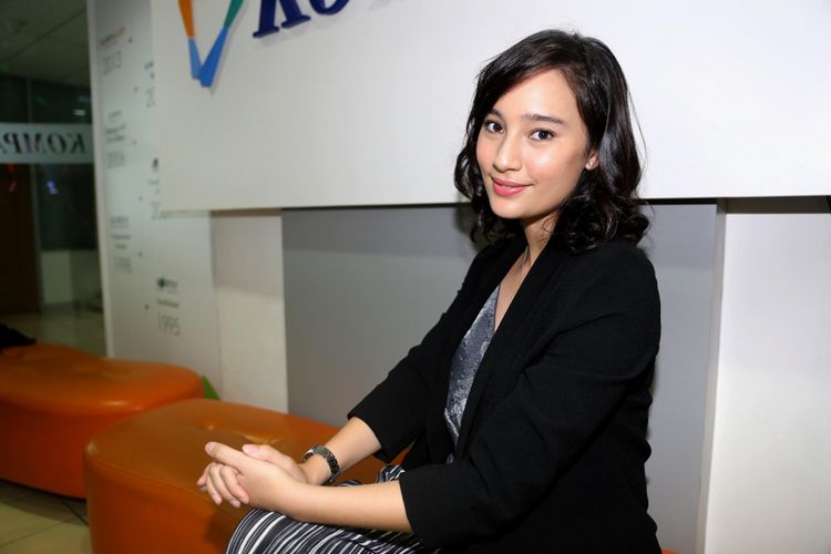 Tatjana Saphira berpose usai wawancara di kantor Redaksi Kompas.com, Palmerah Selatan, Jakarta Pusat, Jumat (31/3/2017).