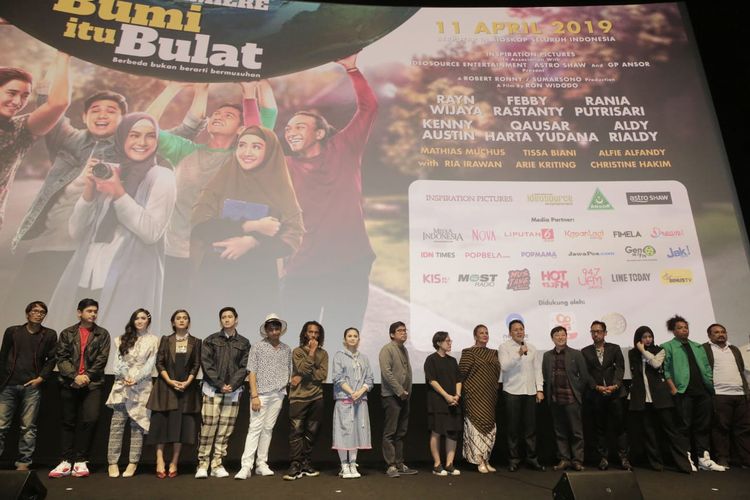Para produser, pemain, tamu undangan, dan para penonton menyaksikan pemutaran film Bumi itu Bulat dalam gala premiere di XXI Epicentrum, Kuningan, Jakarta Selatan, Selasa malam (2/4/2019).
