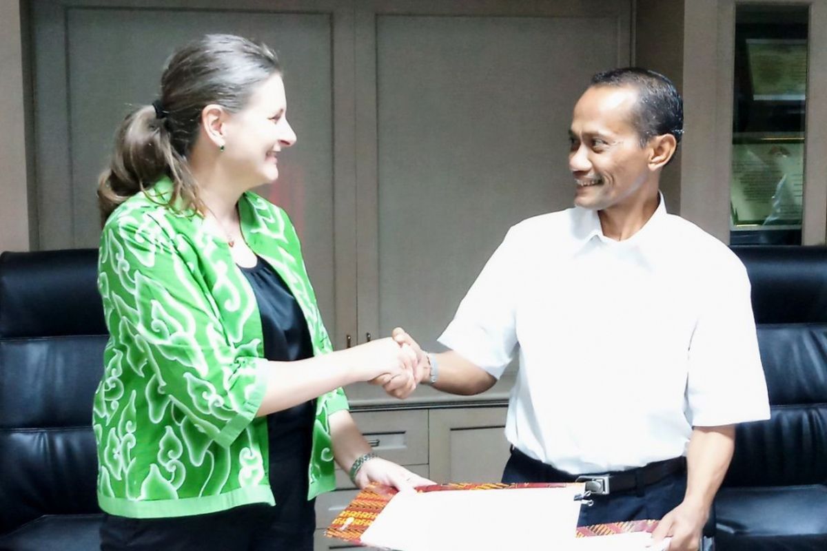 Kepala Badan Ketahanan Pangan (BKP) Kementerian Pertanian Agung Hendriadi (kanan) melakukan penandatanganan Project Document (Prodoc) dengan World Food Programe (WFP) Representative and Country Director for Indonesia Anthea Webb (kiri).