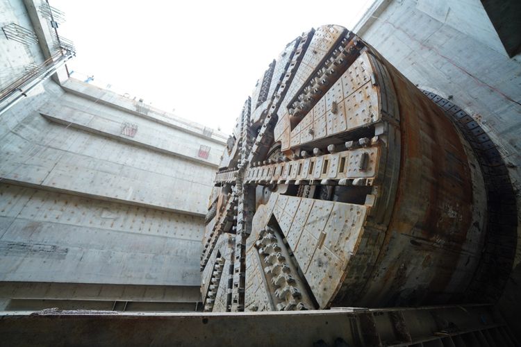 TBM yang digunakan memiliki diameter 13,23 meter dengan panjang 102,3 meter, berat 2.600 ton dan menjadi mesin bor TBM terbesar se-Asia Tenggara.