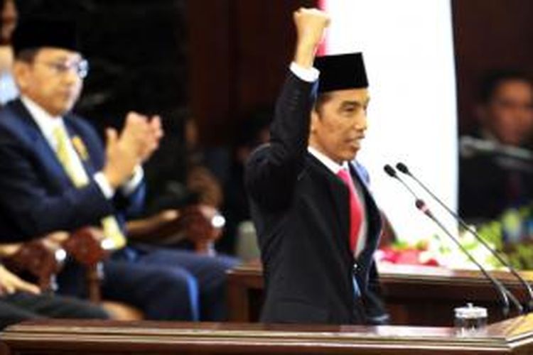 Presiden RI Joko Widodo menyampaikan pidato seusai pelantikannya bersama Wapres Jusuf Kalla di Gedung Nusantara I, Kompleks Parlemen Senayan, Jakarta, Senin (20/10/2014). Joko Widodo - Jusuf Kalla resmi menjabat sebagai Presiden dan Wakil Presiden Republik Indonesia masa bakti 2014 - 2019. WARTA KOTA / HENRY LOPULALAN