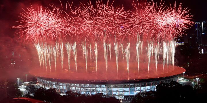 Pesta kembang api menyemarakkan Upacara Pembukaan Asian Games ke-18 Tahun 2018 di Stadion Utama GBK, Senayan, Jakarta, Sabtu (18/8/2018)