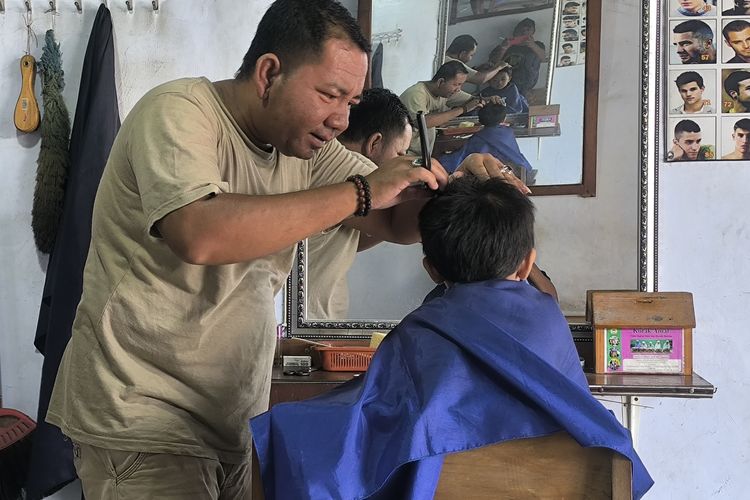 Listrik Padam, Barbershop di Pamekasan Andalkan Lampu Ponsel