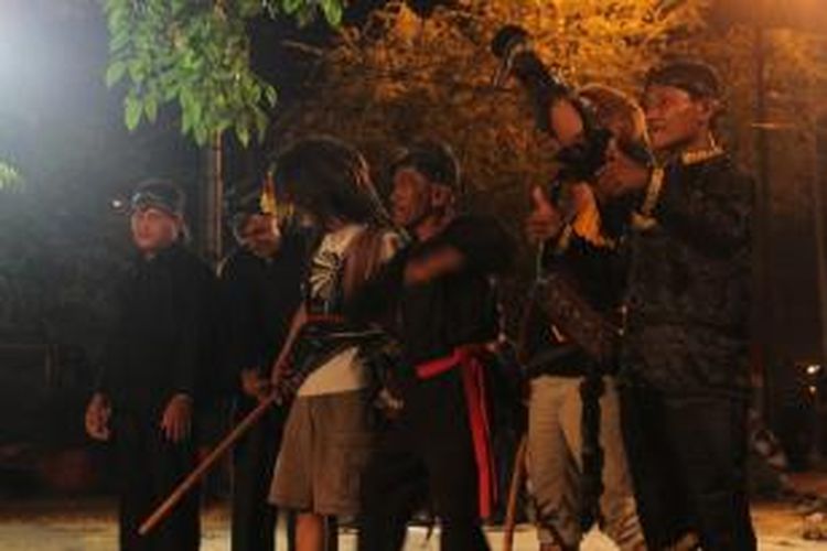 Para lakon Tari Ujungan dari Kabupaten Banjarnegara mengabadikan diri usai bertarung yang digelar di halaman Museum Ronggo Warsito, Kota Semarang, Sabtu (21/9/2014) malam.