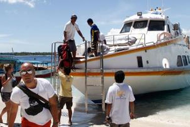 Kapal Marina Srikandi 11 di Gili Trawangan, Lombok, Nusa Tenggara Barat, Jumat (18/4/2014).