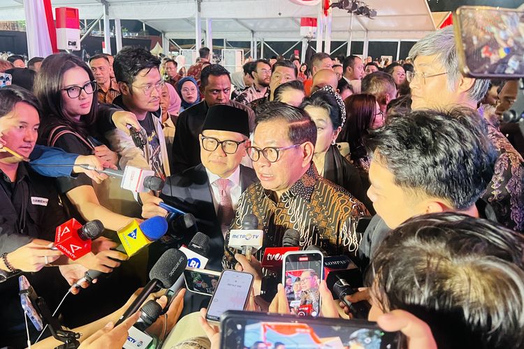 Gubernur Jakarta Pramono Anung dan Menteri Koordinator Bidang Pembangunan Manusia dan Kebudayaan (PMK) Muhaimin Iskandar atau Cak Imin tampak akrab saat menghadiri pembukaan Jakarta Fair atau Pekan Raya Jakarta (PRJ) 2025 di JIEXPO Kemayoran, Jakarta Pusat, Kamis (19/6/2025).