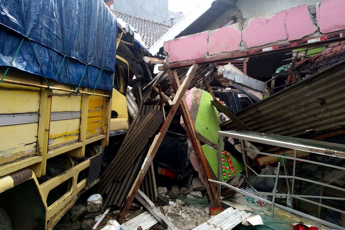 Truk pengangkut pakan ternak selip dan menabrak rumah warga di jalan raya Blitar-Tulungagung, di Desa Mboro, Kecamatan Sanankulon, Kabupaten Blitar, Rabu sore (27/10/2021)